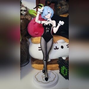 Ryu White Display Base with Pegs